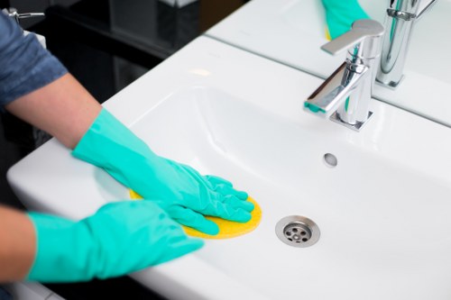 Preparing a Canary Wharf property for handover with deep cleaning